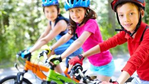 foto van kinderen op een fiets