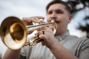 man speelt trompet