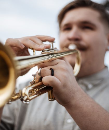 man speelt trompet