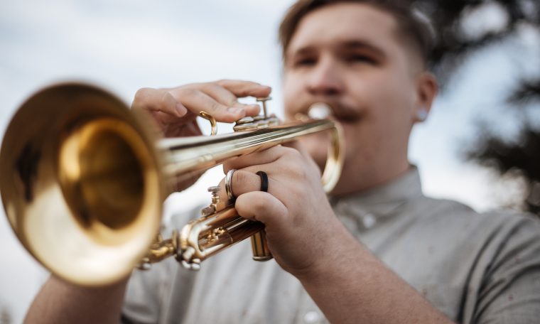 man speelt trompet