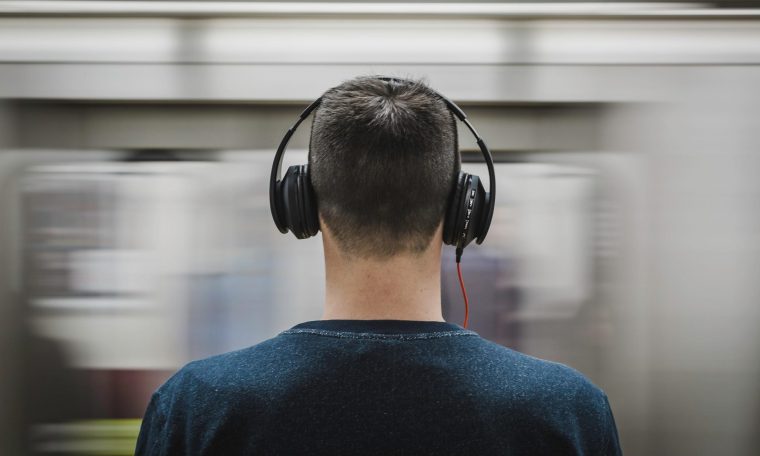 Geavanceerde Concreet Actie Koptelefoons met 'noise cancelling' gevaarlijk in het verkeer - Doof