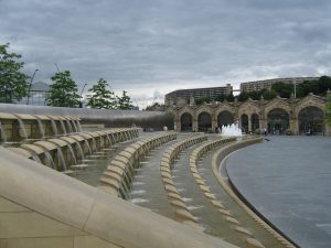 Foto van Sheaf Square in Sheffield met stalen muur en watervallen
