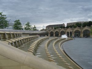 Foto van Sheaf Square in Sheffield met stalen muur en watervallen