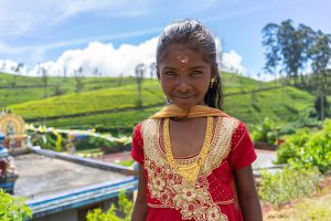 Meisje in Sri Lankaanse kleding