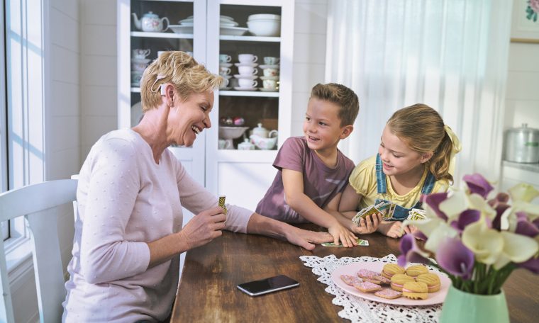 oma aan tafel met kleinkinderen