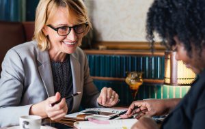 oudere dames drinken koffie en werken