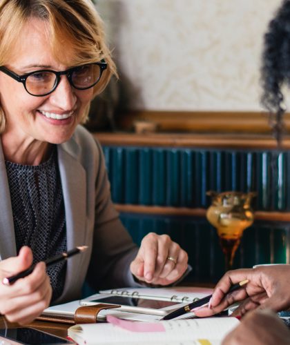 oudere dames drinken koffie en werken