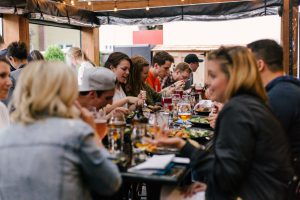 Mensen aan tafel in restaurant