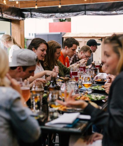 Mensen aan tafel in restaurant