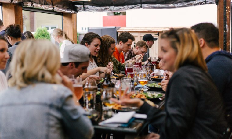 Mensen aan tafel in restaurant