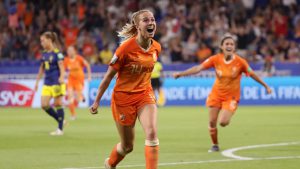 Jackie Groenen juicht na winnende doelpunt