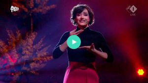 Nandi van Beurden zingt en gebaart Stille Liefde in Liveshow