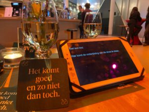 tafeltje met de tolktekst op een tablet