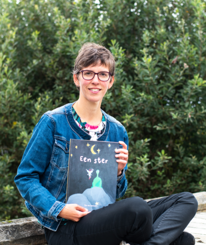 Foto van Ilse van Zandvoort met boek 'Een ster'