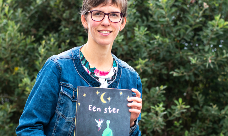 Foto van Ilse van Zandvoort met boek 'Een ster'