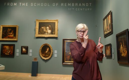 Een gebarentolk bij de rondleiding in het Dordrechts Museum