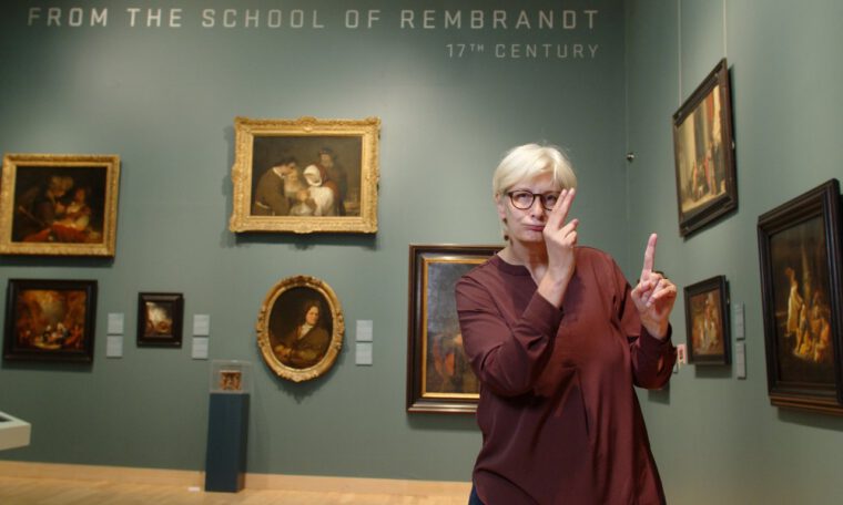 Een gebarentolk bij de rondleiding in het Dordrechts Museum