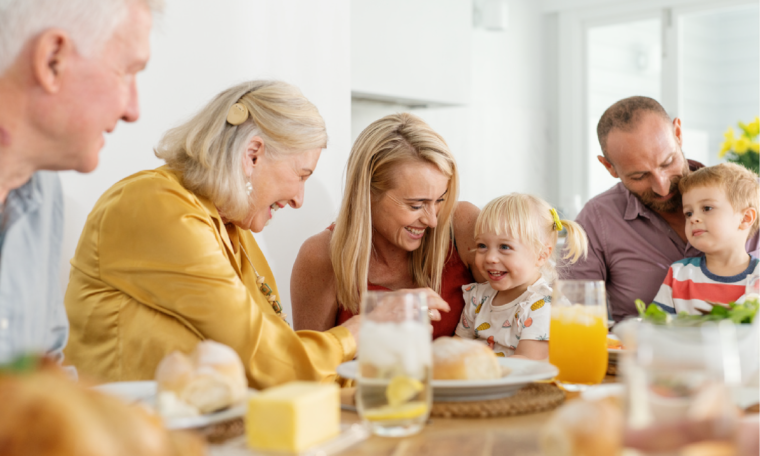 oma die ci draagt aan tafel met familie