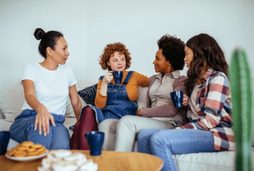 groep mensen in huiskamer