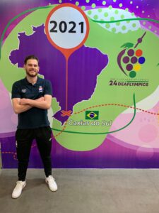 Voetballer Boaz Blume voor een poster van de Deaflympics