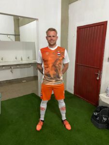 Voetballer Jelle Threels toont het tenue van het NDE