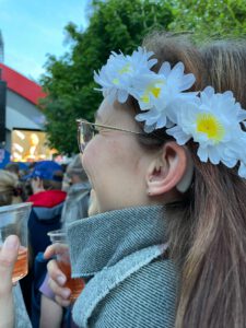 Marlena met een mooie bloemenhaarband in. In haar oor zie je haar favoriete hoorapparaat.