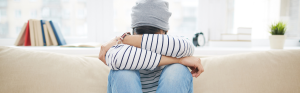 Eenzaamheid, fade-out, angst, depressie, alleen op de bank