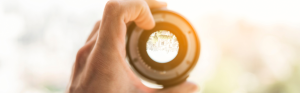 Man houdt lens tegen het licht, kokervisie, Usher syndroom