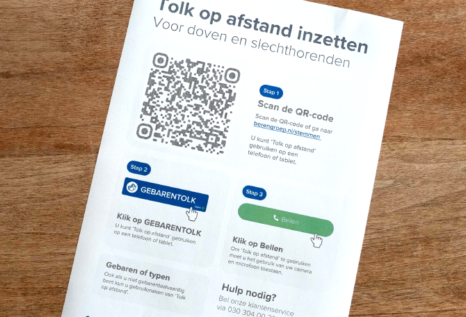 Poster op houten achtergrond, op de poster staat de tekst "Tolk op afstand"