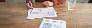 Tafel, poster met QR code en tekst voor tolk op afstand