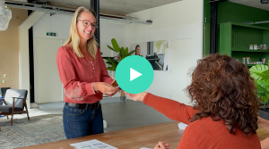 Video die uitlegt hoe "tolk op afstand inzetten tijdens het stemmen werkt"