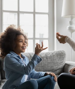 kind maakt gebaar met rechter hand