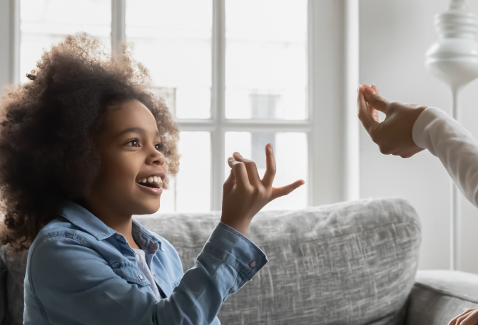 kind maakt gebaar met rechter hand