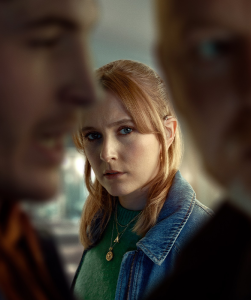 Vrouw kijkt naar 2 mannen