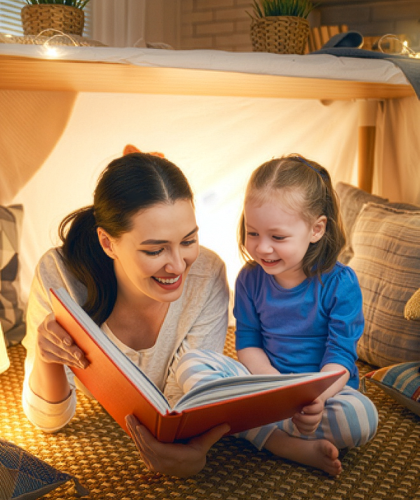 Moeder en dochter zijn boek aan het lezen