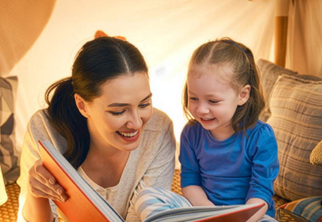Moeder en dochter zijn boek aan het lezen