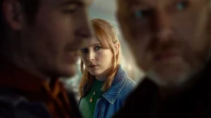 vrouw kijkt naar twee mannen