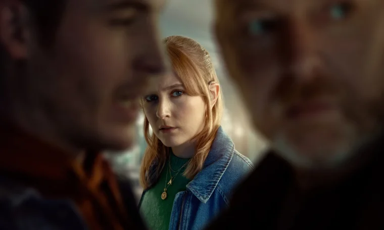 vrouw kijkt naar twee mannen