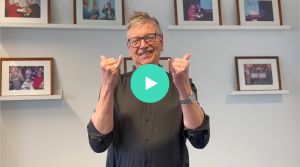 Man die gebaar voor Ja maakt met beide handen