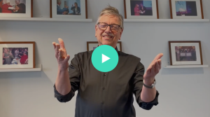 Man die blij kijkt met open handen