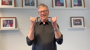 Man die het gebaar voor Ja maakt met beide handen