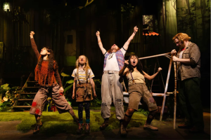 Groep van vijf mensen staan te juichen