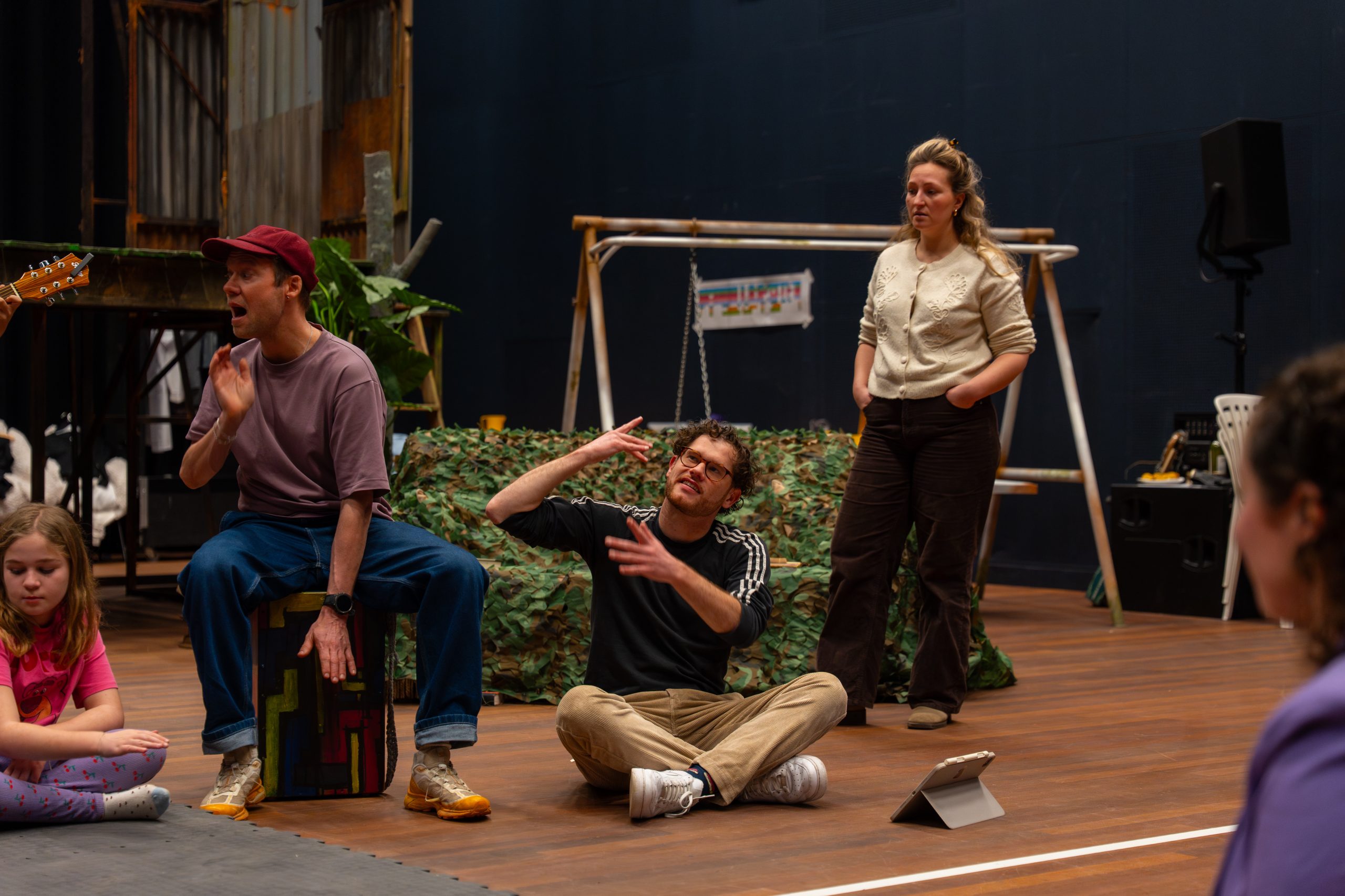 Dove acteur Boaz Blume op het toneel tijdens een repetitie van Captain Fantastic.