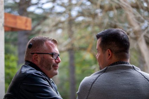 twee mannen kijken elkaar aan