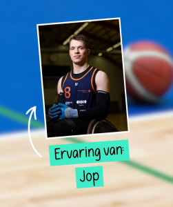 Man zit op rolstoel in sport kleding. tekst: ervaring van jop