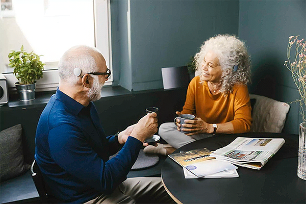 man en een vrouw hebben gesprek aan tafel