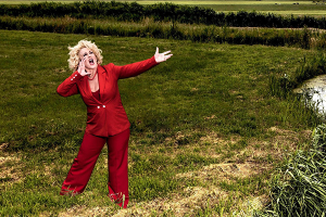 Karin Bloemen staat in een weiland dramatisch te roepen