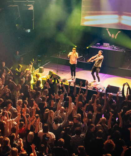 Finse dove rapper Signmark staat op podium voor groot publiek