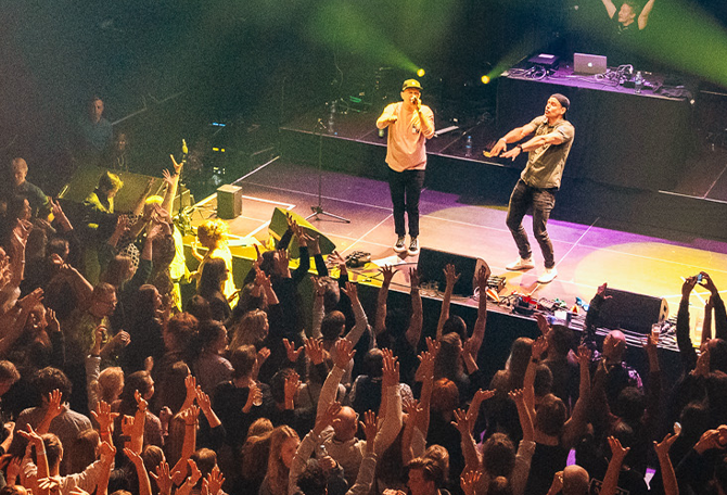 Finse dove rapper Signmark staat op podium voor groot publiek