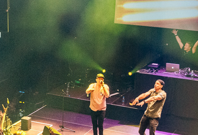 Finse dove rapper Signmark staat op podium voor groot publiek